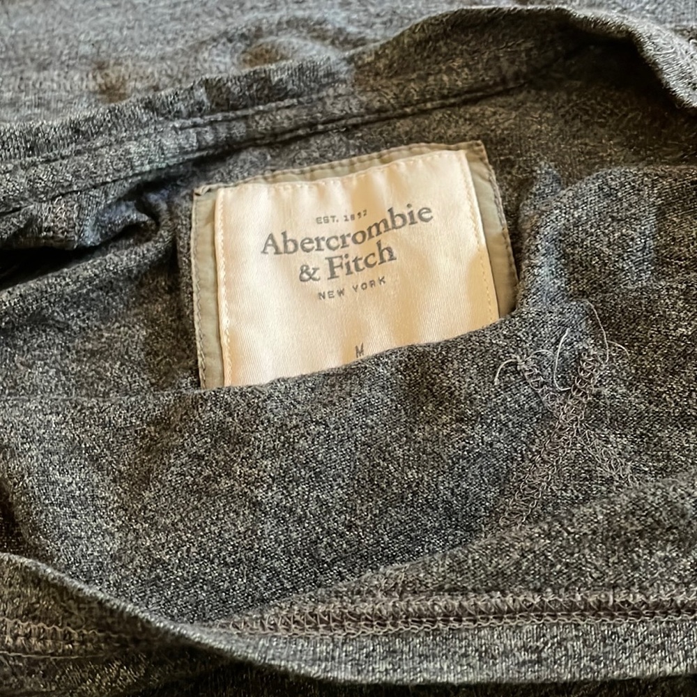 Ambercrombie tee slip off shoulder